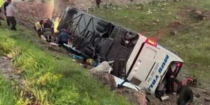 Yolcu otobüsü devrildi: 4 ölü 15 yaralı var