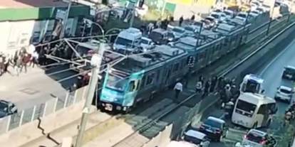 Tramvay motosiklet sürücüsüne çarptı! O anlar kameralara yansıdı