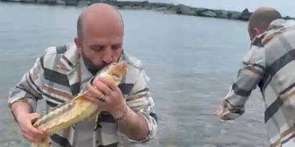 Nesli tükenmek üzere olan balığı pişirmedi: Öpüp denize bıraktı