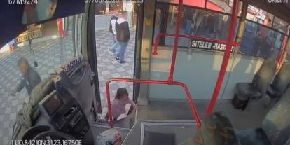 Zonguldak'ta 2 yaşındaki çocuk emekleyerek halk otobüsüne bindi, o anlar kamerada