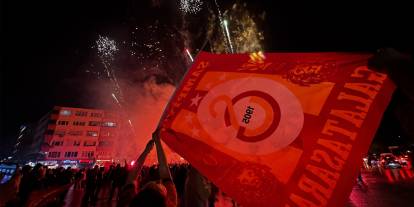 Galatasaray taraftarı sokaklara döküldü