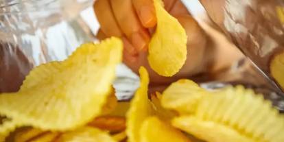 Cips paketleri değişiyor: Marketlerde yeni dönem! Renkli ambalajlar tarih mi oluyor?