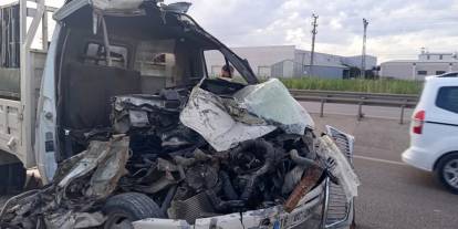 Bursa'da kamyonet TIR'a çarptı: 1 ölü 1 yaralı
