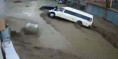 Samsun felaketi yaşadı: Sel suları araçları yuttu