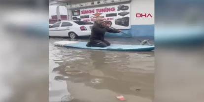 Adana'da sanayi sitesini su bastı: Esnaf sup board ile kürek çekti