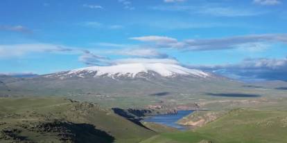 Bir tarafta kış bir tarafta yaz yaşanıyor: Kars’ta eşsiz manzara hayran bırakıyor
