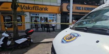 Bankada dehşet anlar: Öfkelenip silahını sıktı