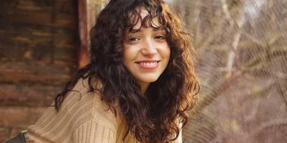 Zeynep Bastık sahnede sinirlendi: “Ben bir kedi değilim, bana lazer tutamazsın”