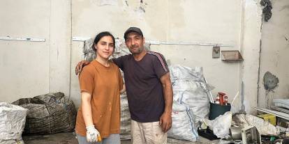 Kağıt toplayarak büyüttü, kızı başarısıyla göz doldurdu: Üniversiteyi birincilikle tamamladı