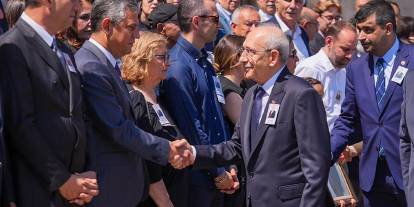 Mutlak butlan kararı sonrası ilk kez yan yana geldiler: Özgür Özel ve Kemal Kılıçdaroğlu tokalaştı