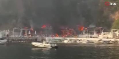 Büyükada'da plajda büyük yangın: Alevler her yeri sardı