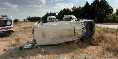 Tarım işçilerini taşıyan minibüs devrildi: 17 yaralı