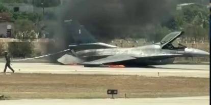 Yunanistan'a ait F-16 savaş uçağı eğitim uçuşu sırasında alev aldı