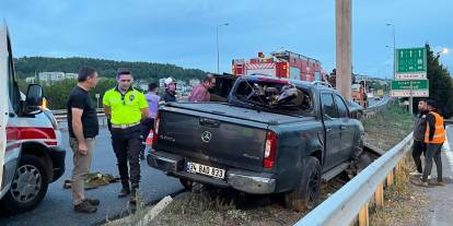 Kocaeli'de tabelaya çarpan pikap sürücüsü öldü