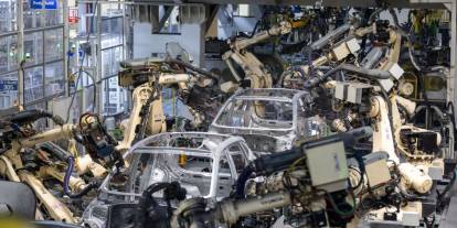 Otomotiv devinde 'robot' depremi: 25 bin metal işçi geliyor, insanlar greve gidiyor