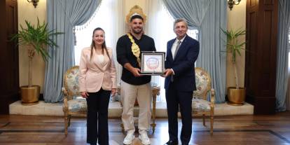 Antalya Valisi Şahin, Başpehlivan Erkan Taş’ı kabul etti