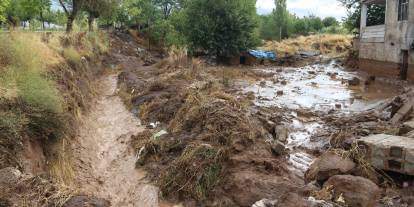 Bitlis’te sağanak heyelana ve taşkınlara yol açtı