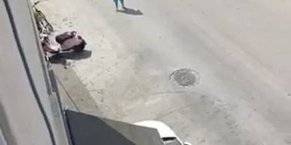 Yarı çıplak sokağa çıktı ardından balkondan atladı