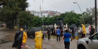 Giresun’da şiddetli sağanak yağış: Yolları su bastı