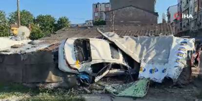Arnavutköy'de otomobil eve daldı: 5 yaralı