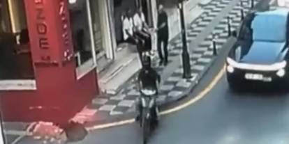 Polisten kaçarken kaldırıma çıktı: Vali yardımcısına çarptı