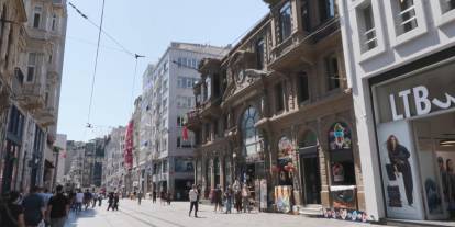 150 yıllık Çiçek Pasajı’nın son hali tepki çekti: Tarihi cephenin önü reklamlarla kaplandı