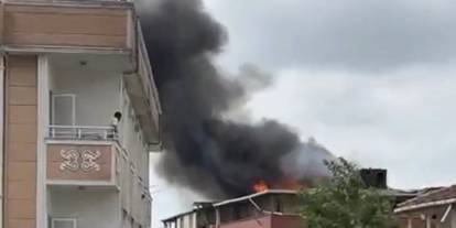 Arnavutköy’de 5 katlı binanın çatısı alevlere teslim oldu