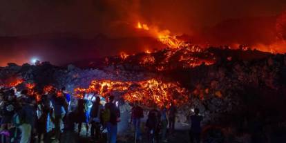 Etna Yanardağı'nda lavlar akıyor, uçuşlar durduruldu