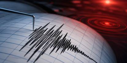 Endonezya'da 7,7 büyüklüğünde deprem: Tsunami alarmı