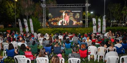 Mersin’de yıldızların altında sinema keyfi sürüyor