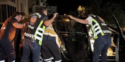 Edirne'de takla atan otomobilde korku dolu anlar: Kopan parmağı bulmak için seferber oldular