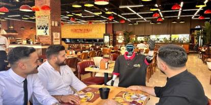 Robot garsonun maaşı ve izin günü var: Müşterilerin ilgi odağı oldu