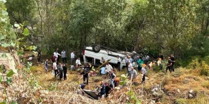 Sivas’ta yolcu minibüsü şarampole devrildi: 4 ölü, 10 yaralı
