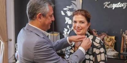 Nilüfer Kışlalı YENİ Parti'ye katıldı! Rozetini Özgür Özel taktı