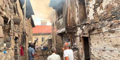 Erzincan'da yangın faciası: 8 ev kullanılmaz hale geldi