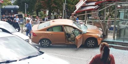 Otomobil tramvay durağına daldı