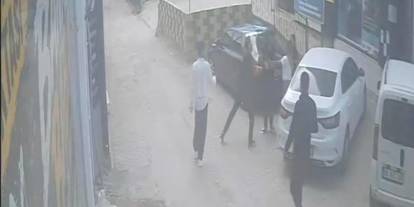 Adıyaman'da darbedilen kadını kurtarmaya çalışan genç bıçaklandı: Çift, olayın ardından el ele kaçtı