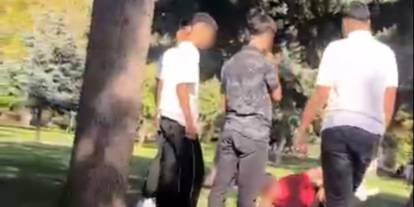Malatya’da akran şiddeti kamerada: 17 yaşındaki çocuğa parkta grup saldırısı