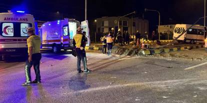 Bartın'da minibüs savrularak elektrik direğine çarptı: 3'ü çocuk 21 yaralı