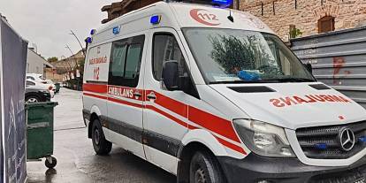 Fatih’te 60 yaşındaki işçinin boynuna demir saplandı