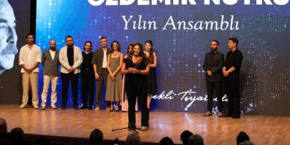 İzmir Şehir Tiyatroları’na Özdemir Nutku Tiyatro Ödülleri’nde dört ödül