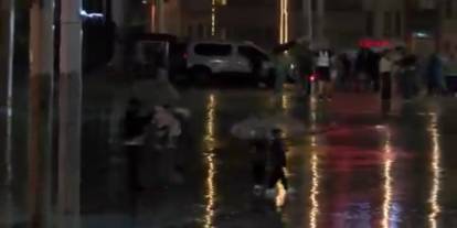 İstanbul'u sağanak vurdu: Caddeler göle döndü
