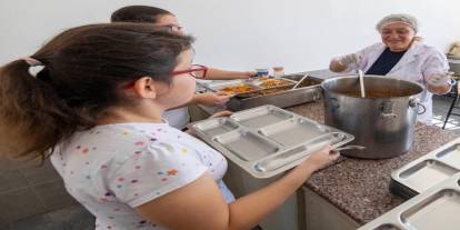 İzmir’de özel gereksinimli öğrencilere sıcak yemek desteği