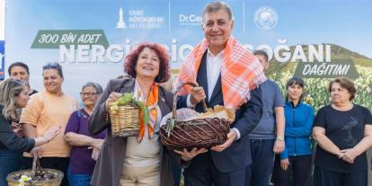 İzmir Karaburun’da üreticilere 300 bin nergis soğanı desteği
