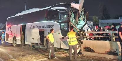 Adana'da tabelaya çarpan otobüs alt geçide saplandı: 11 yaralı, saatler süren kurtarma operasyonu