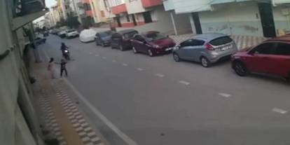 Bursa'da aniden yola çıkan çocuğa motosiklet çarptı: Kaza anı kamerada