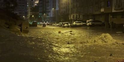 Sağanak İstanbul ve Ankara'yı vurdu: Yol çöktü, toprak kaydı, evleri su bastı