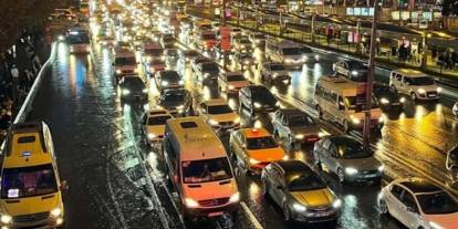 İstanbul'da yağış trafiği kitledi