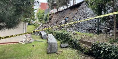 Şiddetli yağış sonrası lise duvarı siteye devrildi