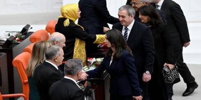 DEM Partililer Bahçeli ile tokalaşmak için sıraya girdi! Meclis'te şaşırtan görüntü